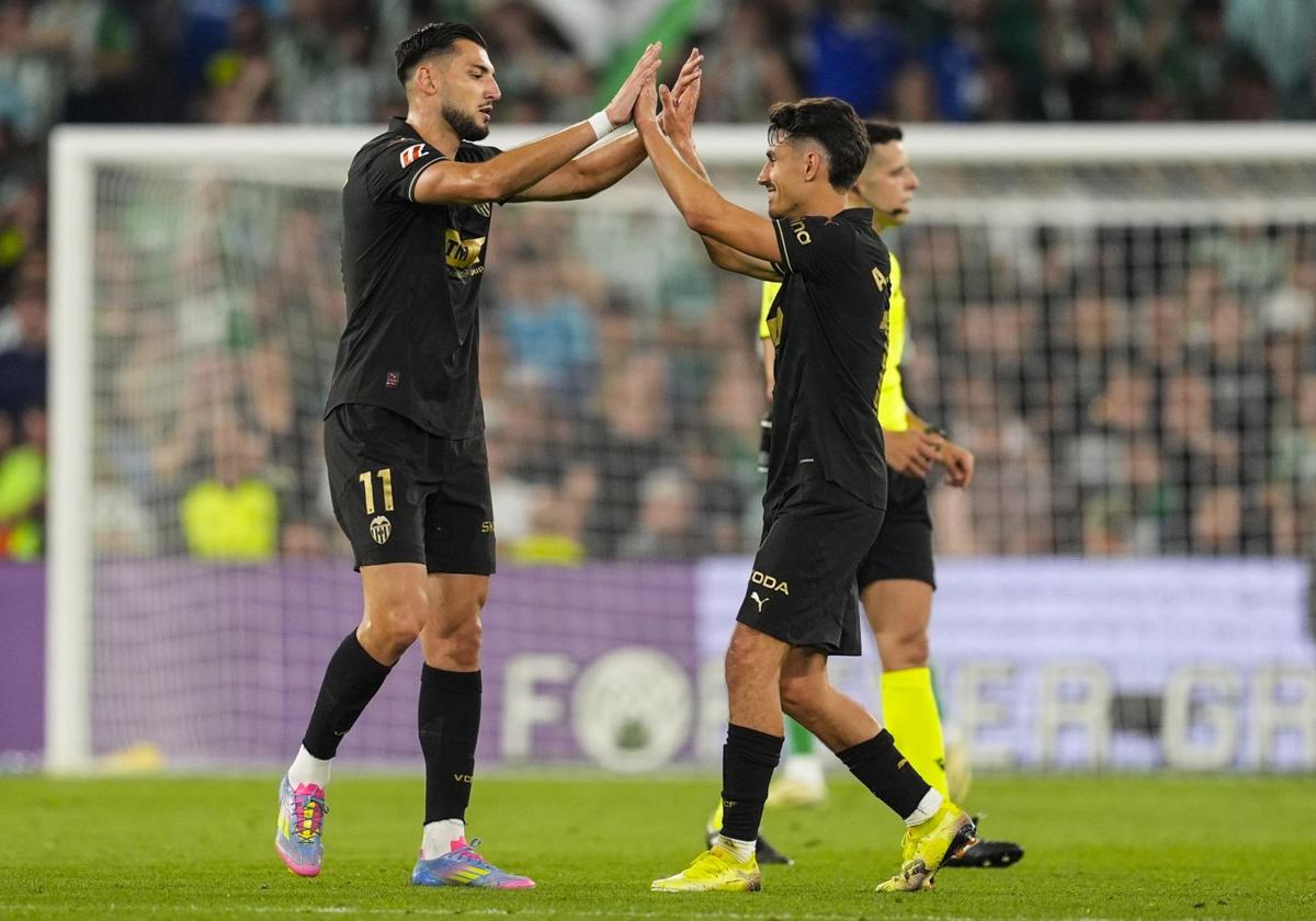 Rafa Mir y André Almeida.
