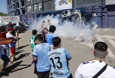 Aficionados del Levante, disparando una traca frente al autobús del equipo antes de salir hacia Burgos.