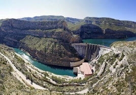 La presa.Fue la primera obra que se realizó y su sistema es de turbinación.