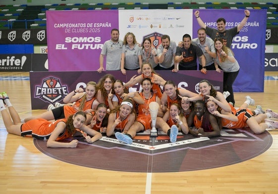 El Valencia Basket festeja el título en el Campeonato de España cadete de 2025.