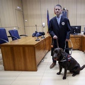 El fiscal Melero, el pasado viernes, antes de celebrar un juicio con su guía.