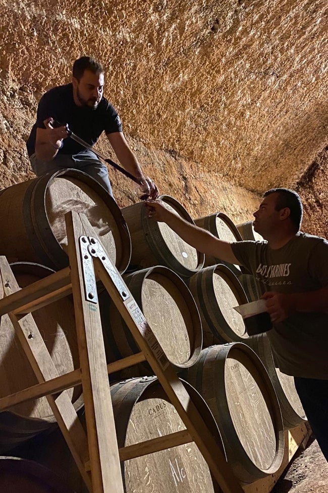 Senís y Ferrero catando barricas.