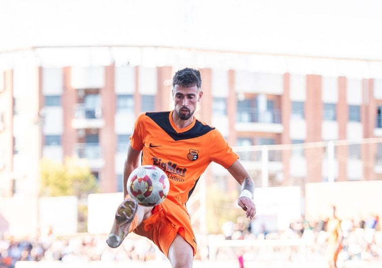 Una acción de la primera parte entre un jugador del Torrent CF y el Talavera de la Reina.