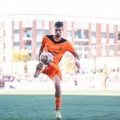 Una acción de la primera parte entre un jugador del Torrent CF y el Talavera de la Reina.