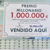 Una administración de lotería entrega El Millón de Euromillones. Imagen de archivo.
