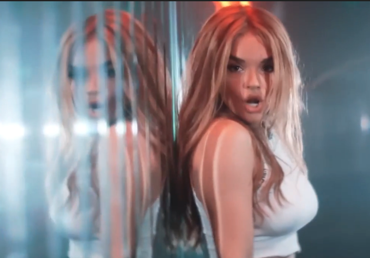 Melody, en el videoclip de 'El apagón.