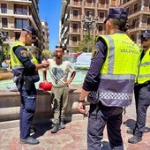 Policía de Valencia, identificando al presunto autor de los hechos, en la plaza de la Virgen.