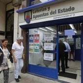 Celebración de varios ganadores de un premio de lotería.