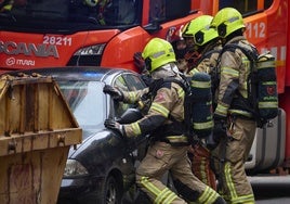 Bomberos durante una intervención en un incendio en una foto de archivo.