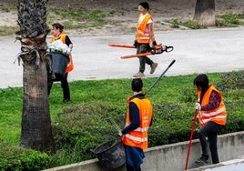 Operarios de limpieza retiran basura en el parque de Cabecera.