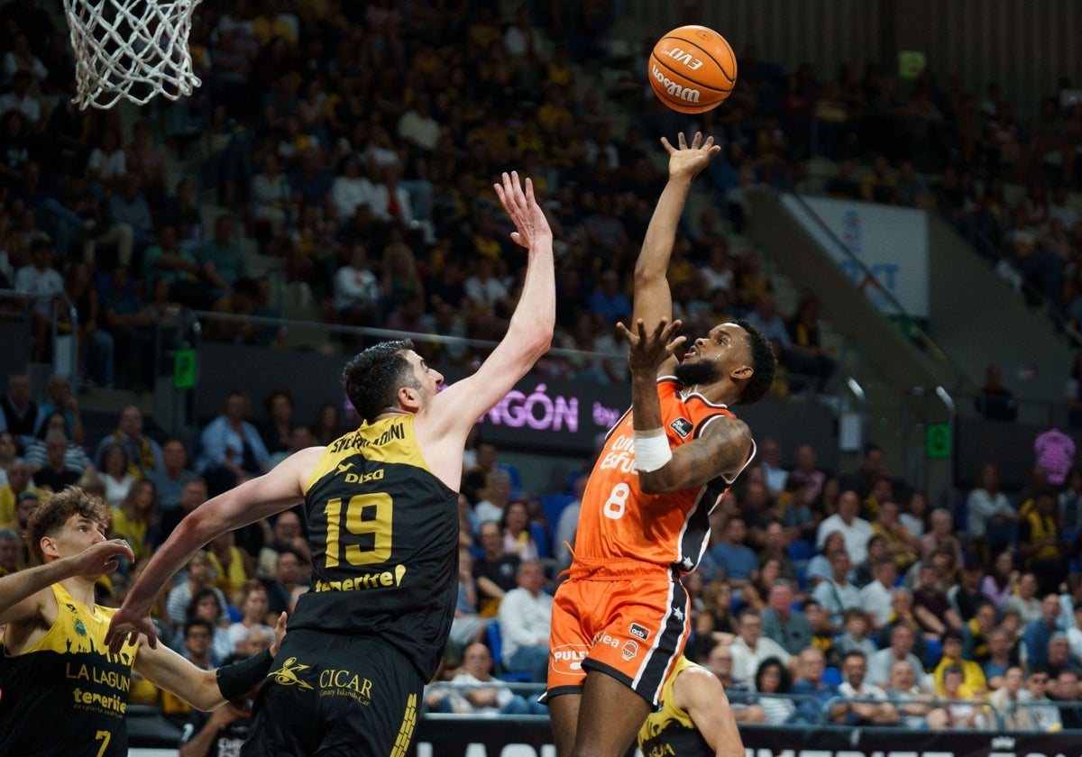 Montero, el mejor del Valencia Basket en La Laguna, lanza por elevación ante Shermadini para anotar una canasta.