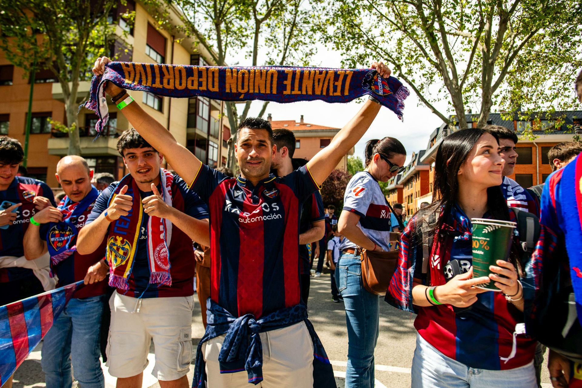 FOTOS | La afición del Levante UD toma Burgos