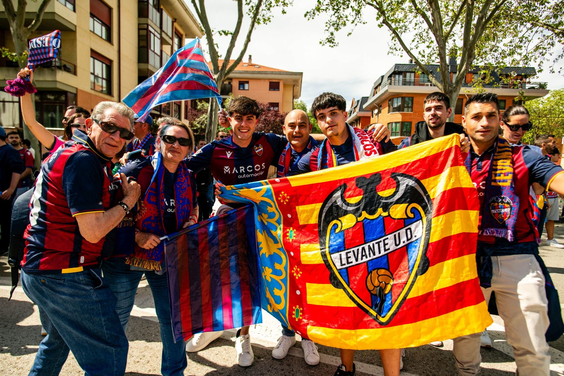 FOTOS | La afición del Levante UD toma Burgos