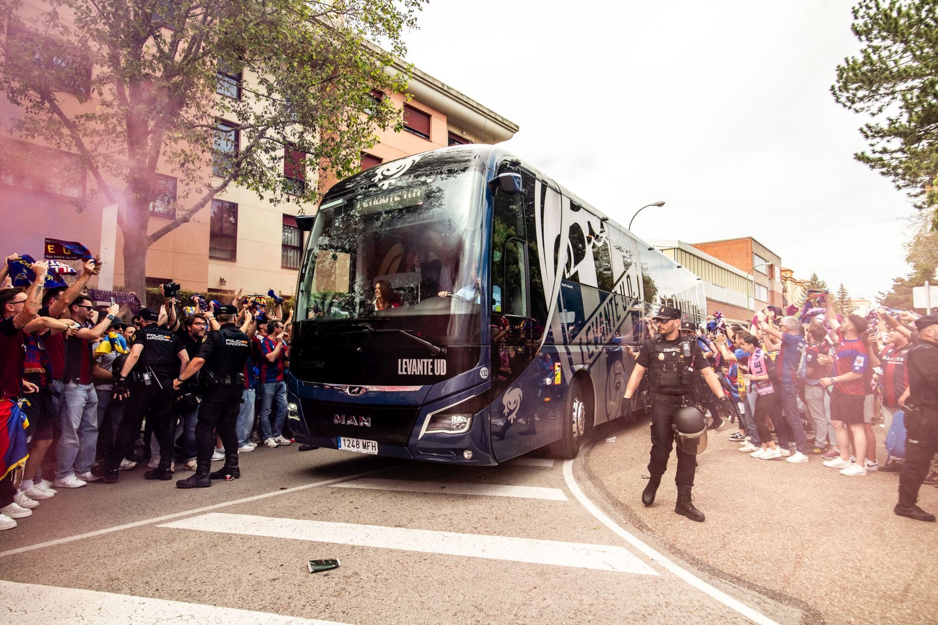 FOTOS | La afición del Levante UD toma Burgos
