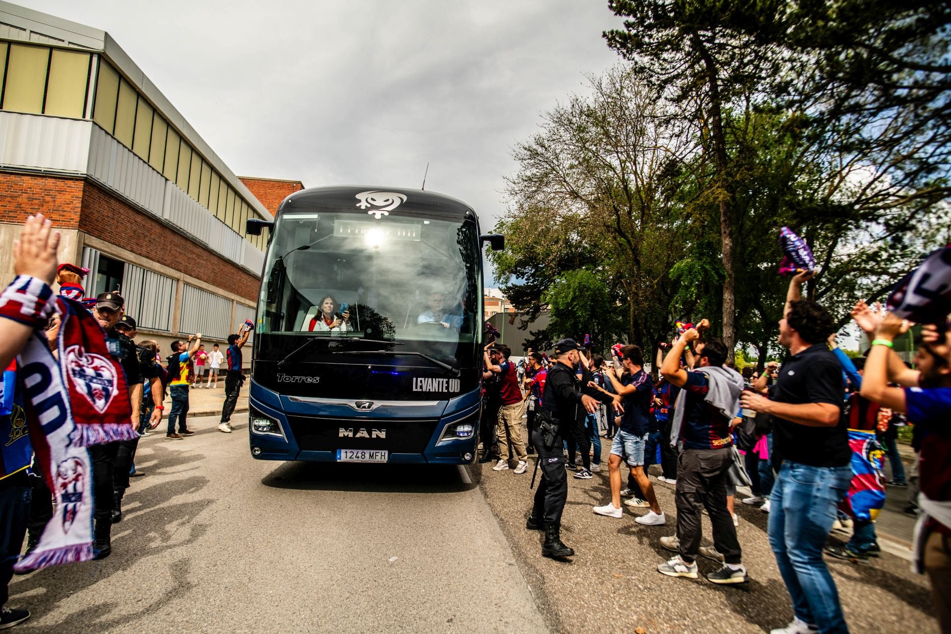 FOTOS | La afición del Levante UD toma Burgos