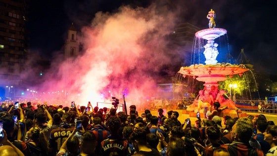 Aficionados del Levante celebrando en la fuente.