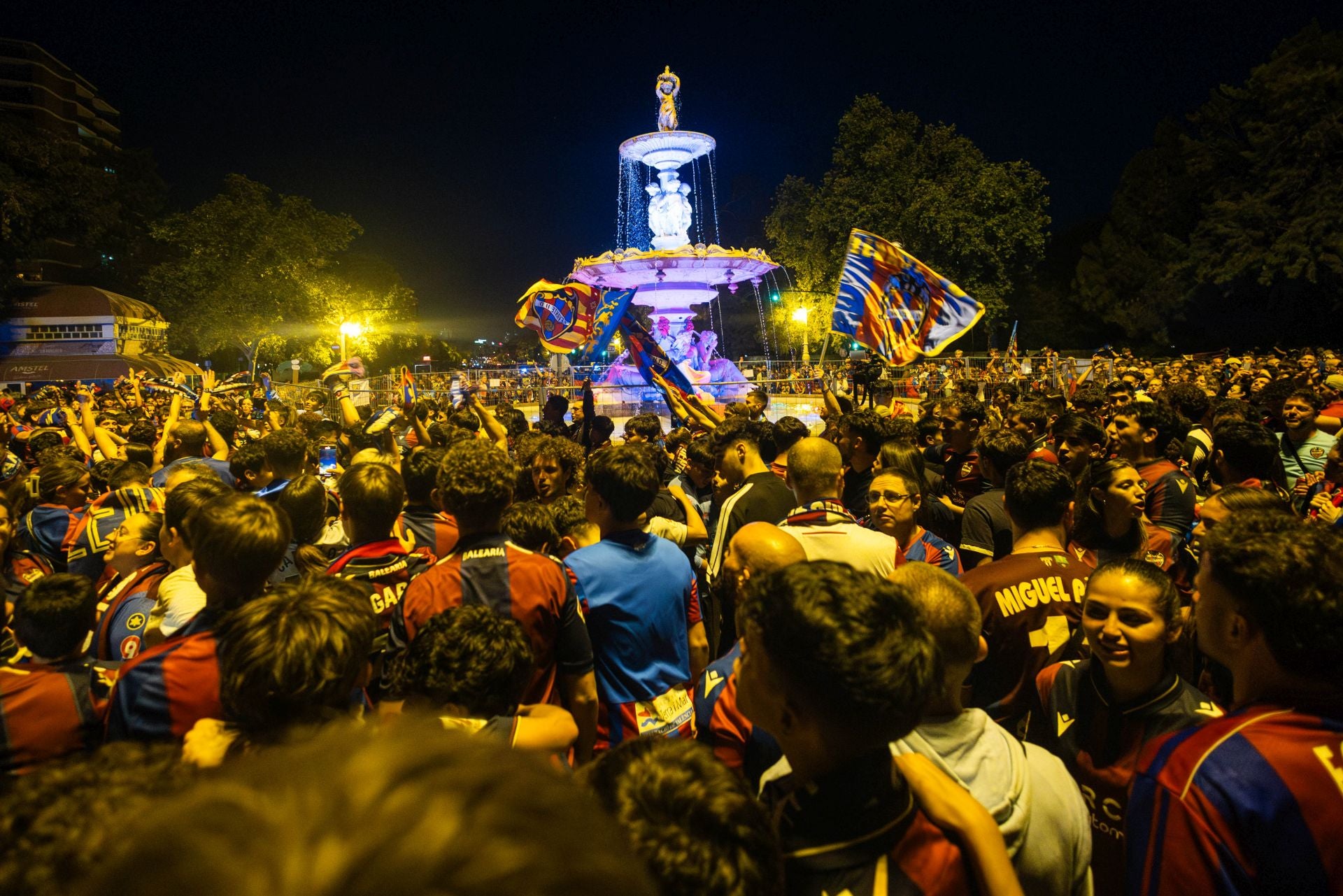FOTOS | La espectacular celebración del ascenso del Levante en Valencia