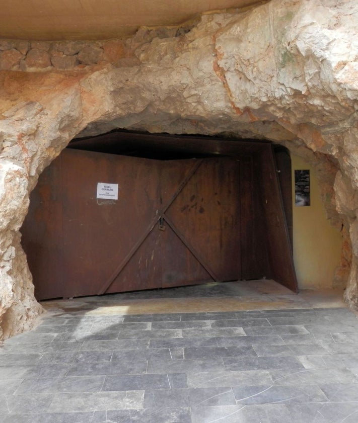 Imagen secundaria 2 - El vehículo encontrado por la Policía, y una imagen de archivo del acceso al túnel del castillo de Denia