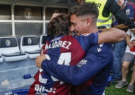 Carlos Álvarez (i) y Pablo Martínez se abrazan tras certificar el ascenso.