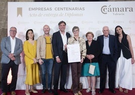 El cocinero Vicente Rioja con toda su familia con su diploma a la empresa centenaria en la Lonja de Valencia.