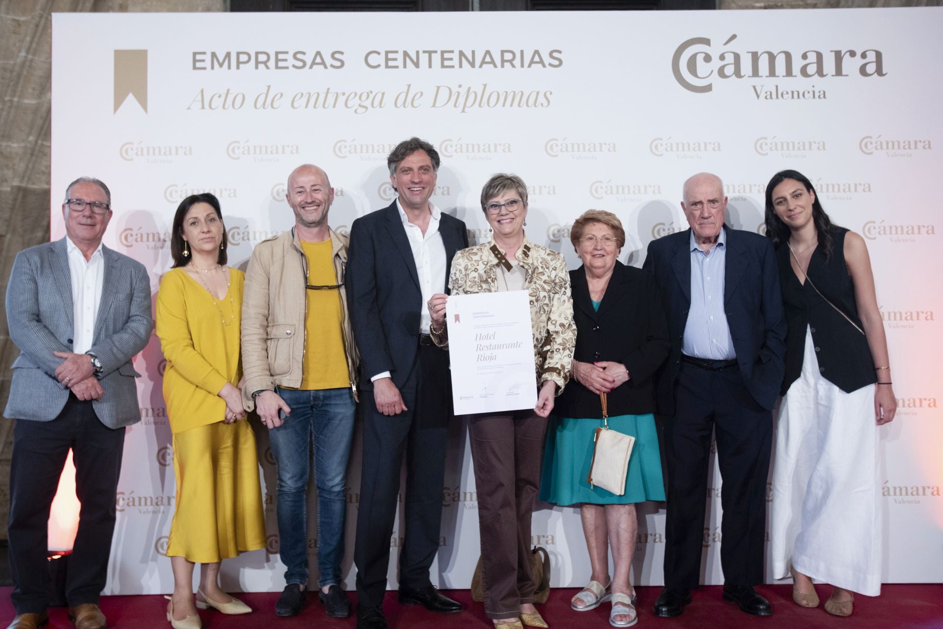 El cocinero Vicente Rioja con toda su familia con su diploma a la empresa centenaria en la Lonja de Valencia.