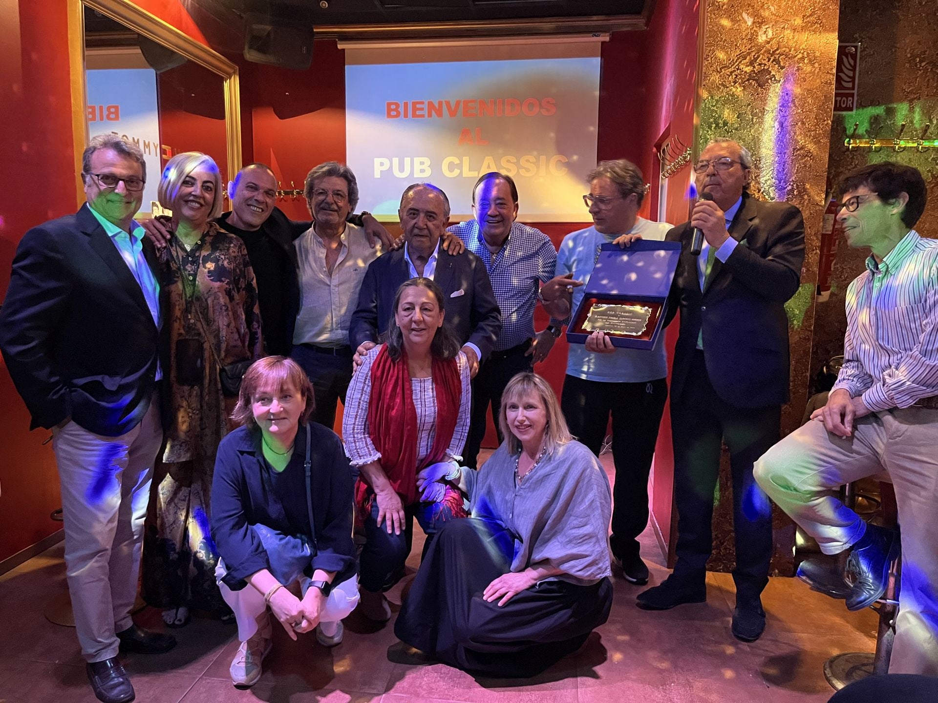 Asistentes al homenaje del sastre Antonio Puebla.