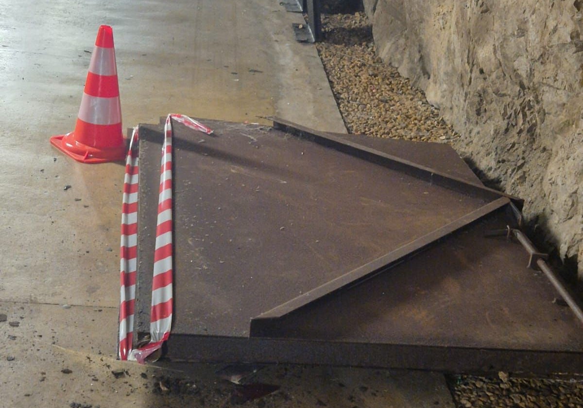 La puerta arrancada del túnel del castillo de Denia.