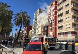 Incendio en una vivienda en la calle Doctor Lluch, en Valencia.