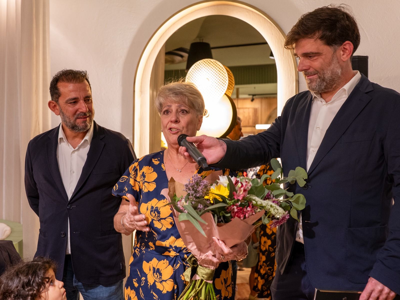 José y Marcos Gómez con su madre Amparo Tamarit en Puerta de la Mar.