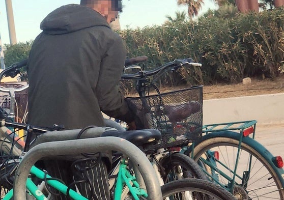 Uno de los sospechosos de los robos de bicicletas, sorprendido en pleno asalto en el Paseo Marítimo de Valencia.