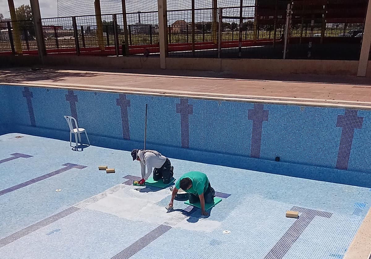 Tareas de recuperación de la piscina de Catsellar-l'Oliveral, después de ser arrasado el complejo por la dana.