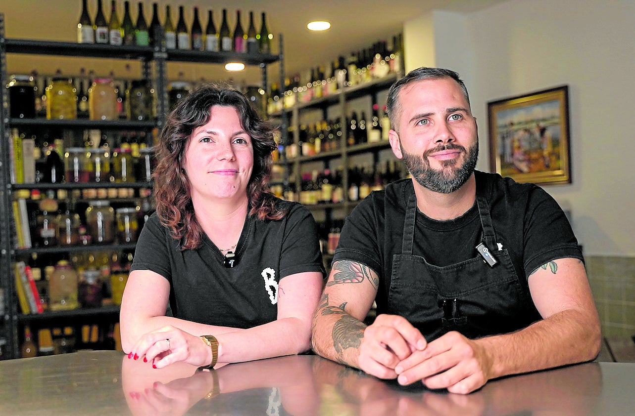 Julia Dewald y Álex Sánchez, apostados en la barra de Barbaric, premiados por LAS PROVINCIAS