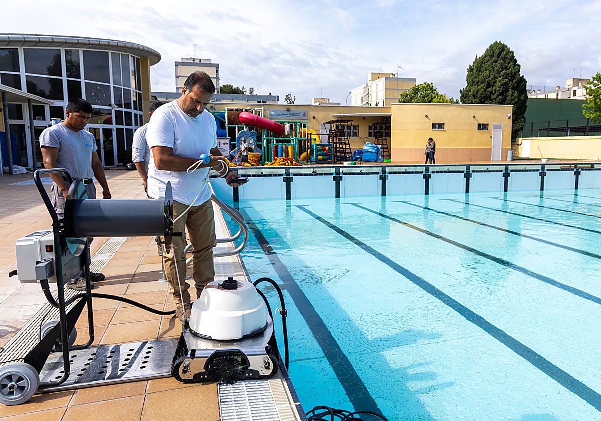 Imagen principal - Piscinas de 50 y 25 metros del Parque del Oeste y zona de vestuarios y taquillas.