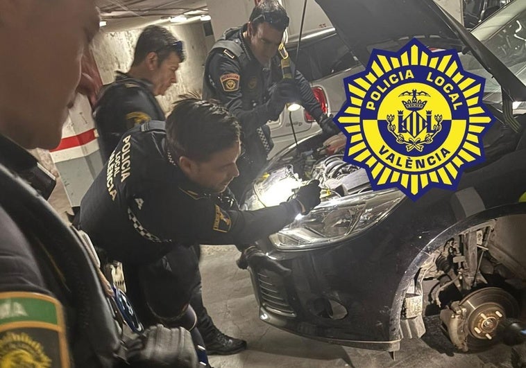 Operativo policial para sacar una culebra del interior de un coche, en el Botánico.