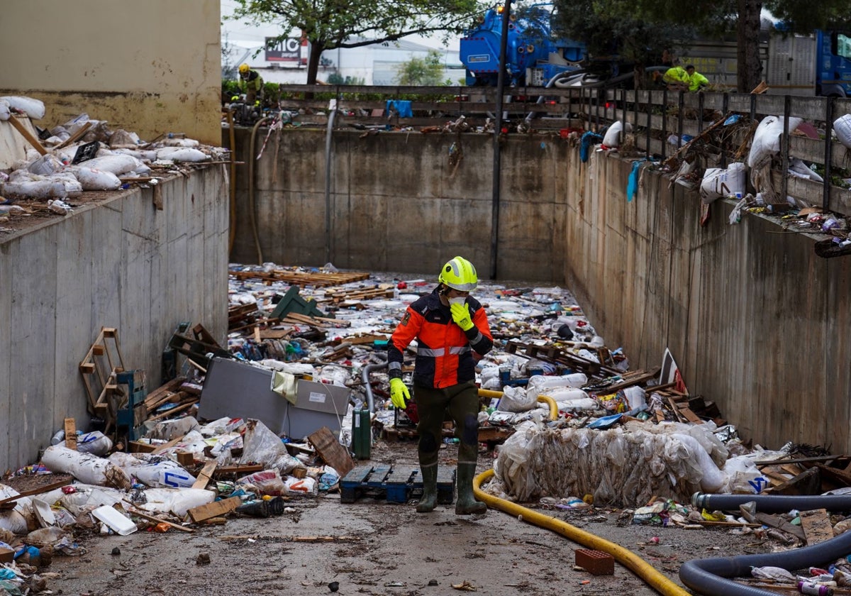 Limpieza del Centro Comercioal Bonaire arrasado por la dana.