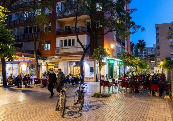 Ambiente en las terrazas de la plaza del Cedro en una foto de archivo.