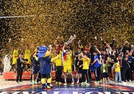 El Fenerbahce celebra el título de la Euroliga ganado este domingo en Abu Dabi.