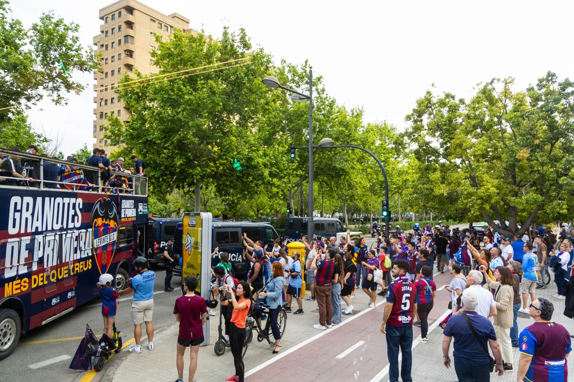 La rúa de celebración del ascenso del Levante, en imágenes