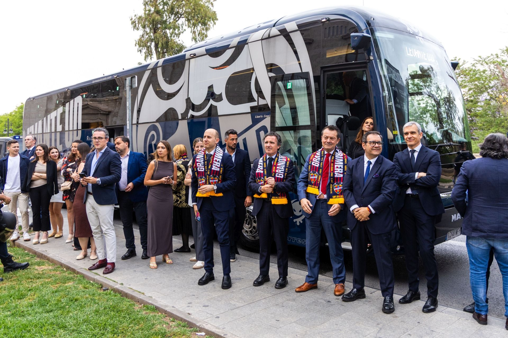 La rúa de celebración del ascenso del Levante, en imágenes