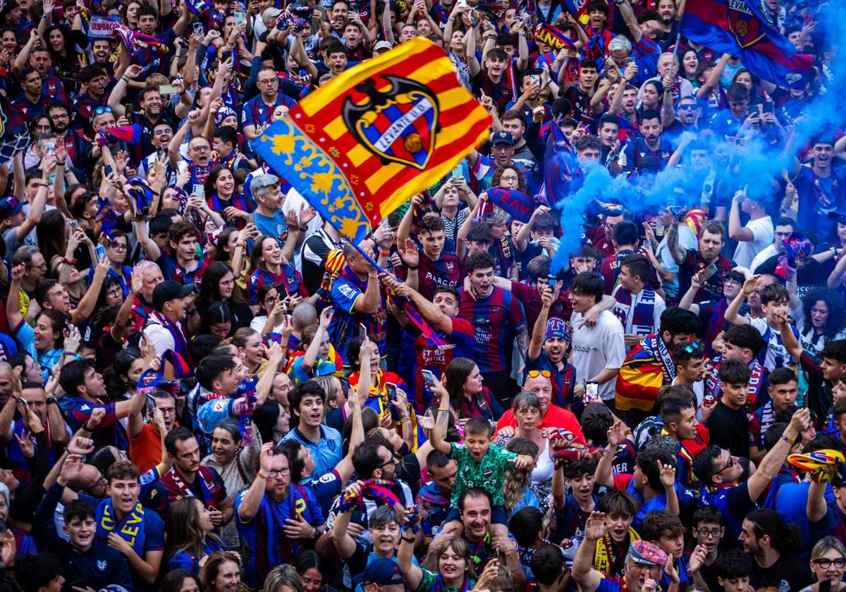 Aficionados del LLevante, durante la celebración.