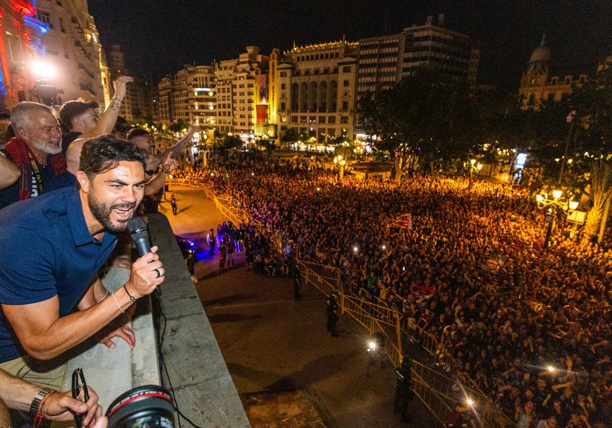 La afición del Levante, en la plaza del Ayuntamiento.