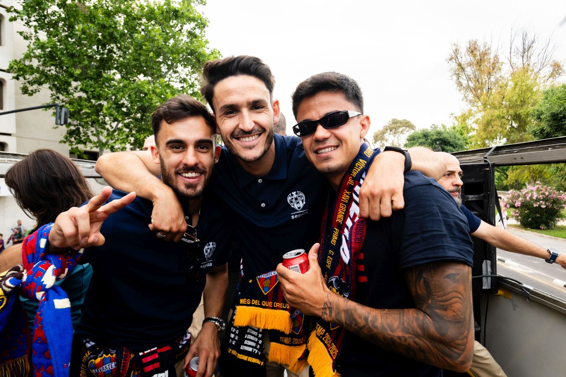 La rúa de celebración del ascenso del Levante, en imágenes