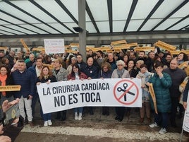 Protesta en el Hospital de la Ribera por el cierre del servicio.