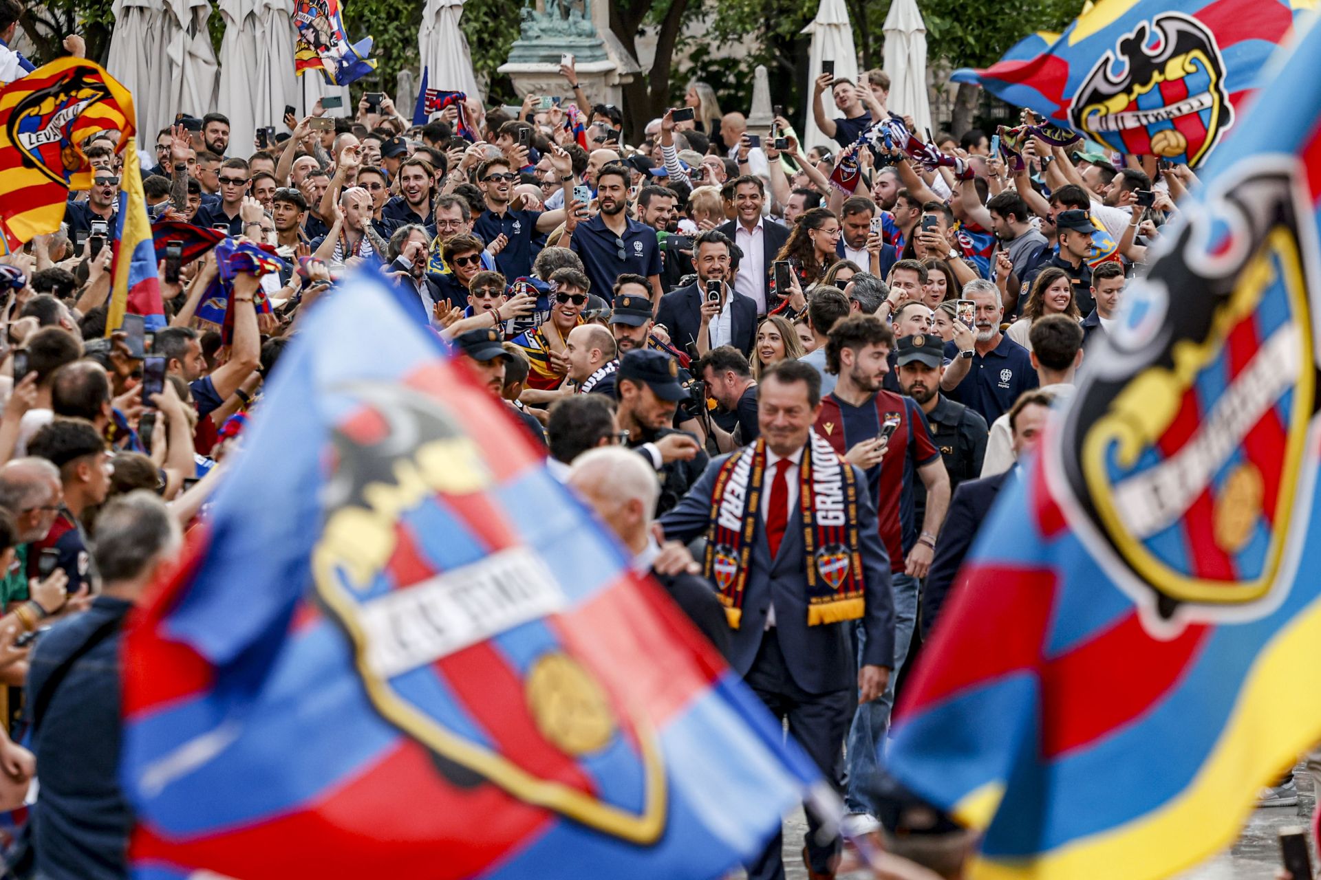 La rúa de celebración del ascenso del Levante, en imágenes