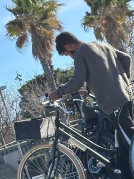 Un sospechoso del robo de bicis, fotografiado por un testigo.