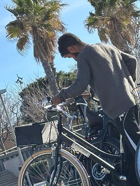 Un sospechoso del robo de bicis, fotografiado por un testigo.