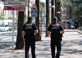 Dos agentes de patriulla en una calle de Catarroja.