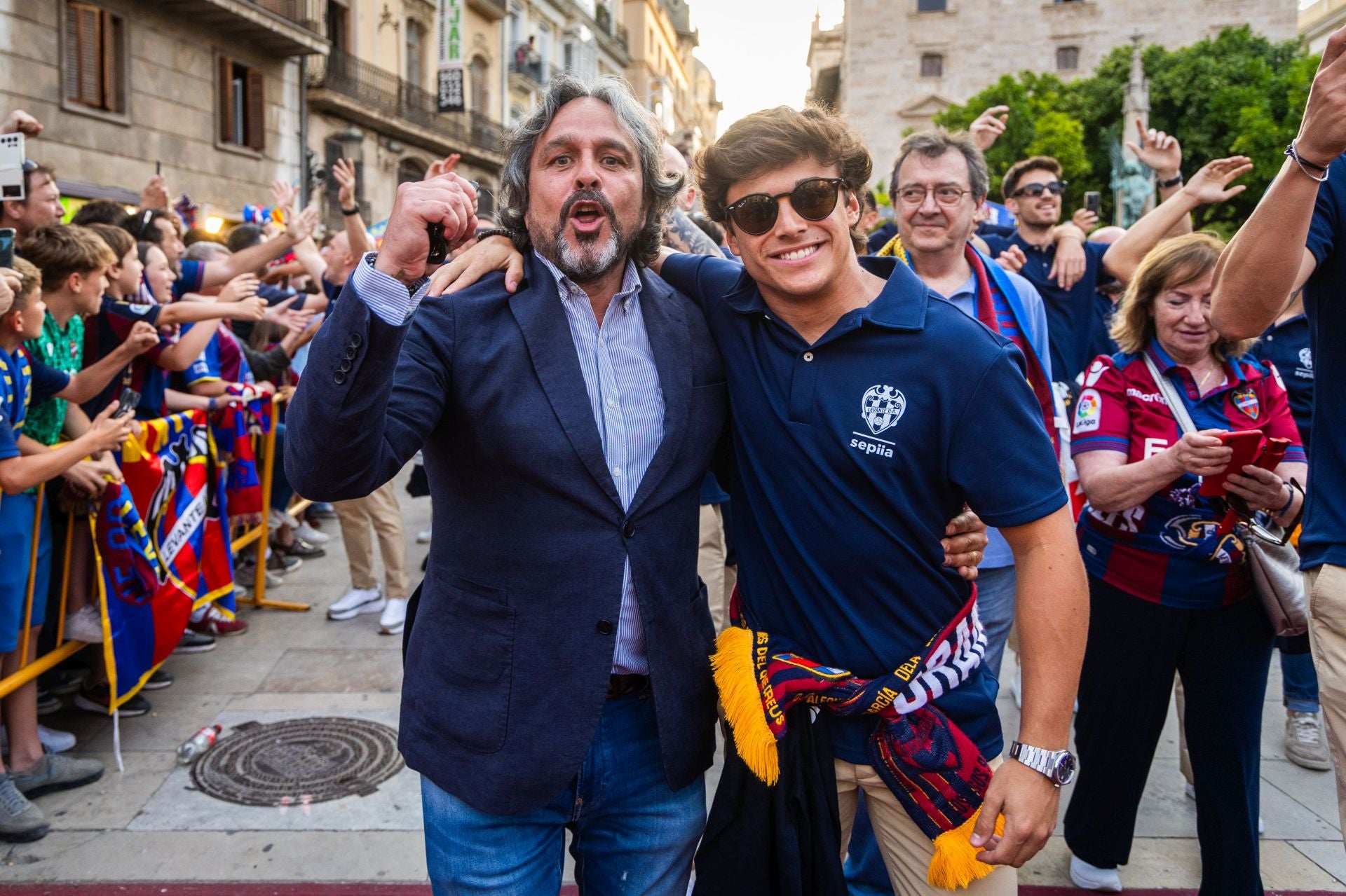 La rúa de celebración del ascenso del Levante, en imágenes