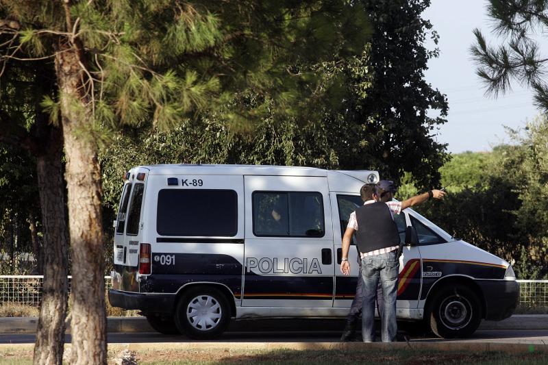 Un vehículo de Policía Nacional en las inmediaciones del Hospital de Vila-real, en una foto de archivo.