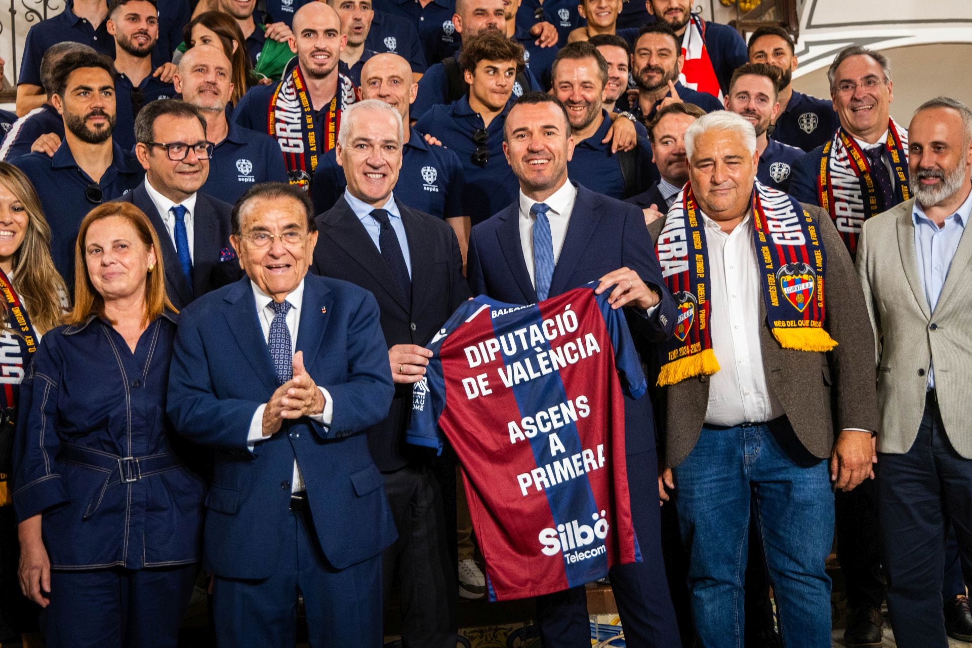 La rúa de celebración del ascenso del Levante, en imágenes